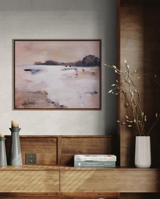 Miljøfoto av et maleri av en gutt og jente som leker i strandkanten. Semisabstrakt havlandskap i bakgrunnen i rosa og brunt.