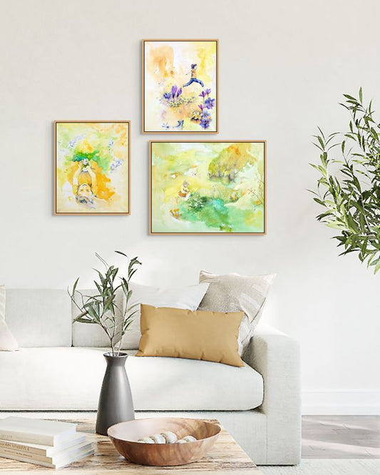 Vårlige malerier i lys stue