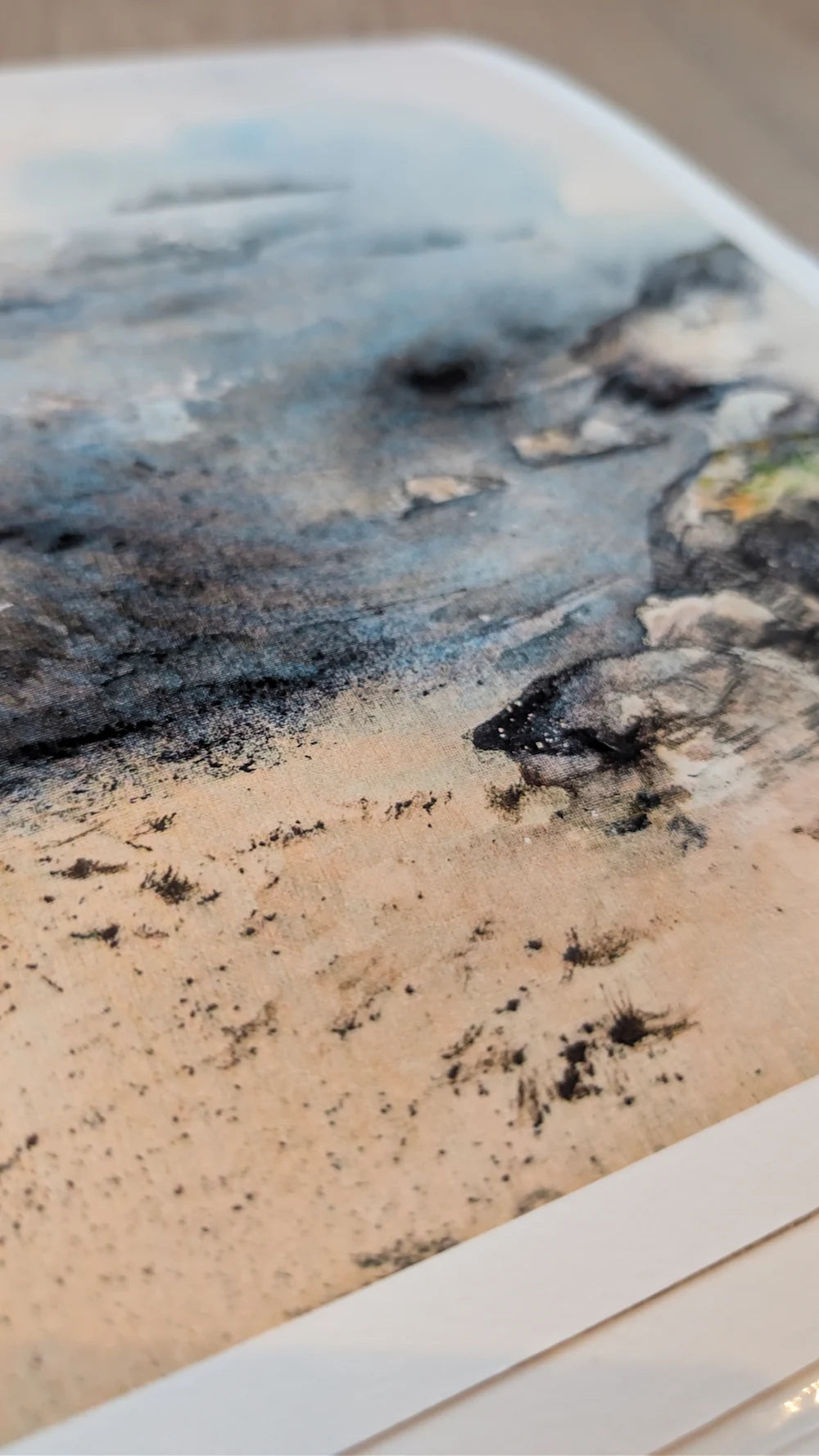 Detalj fra kunsttrykk med havmotiv.