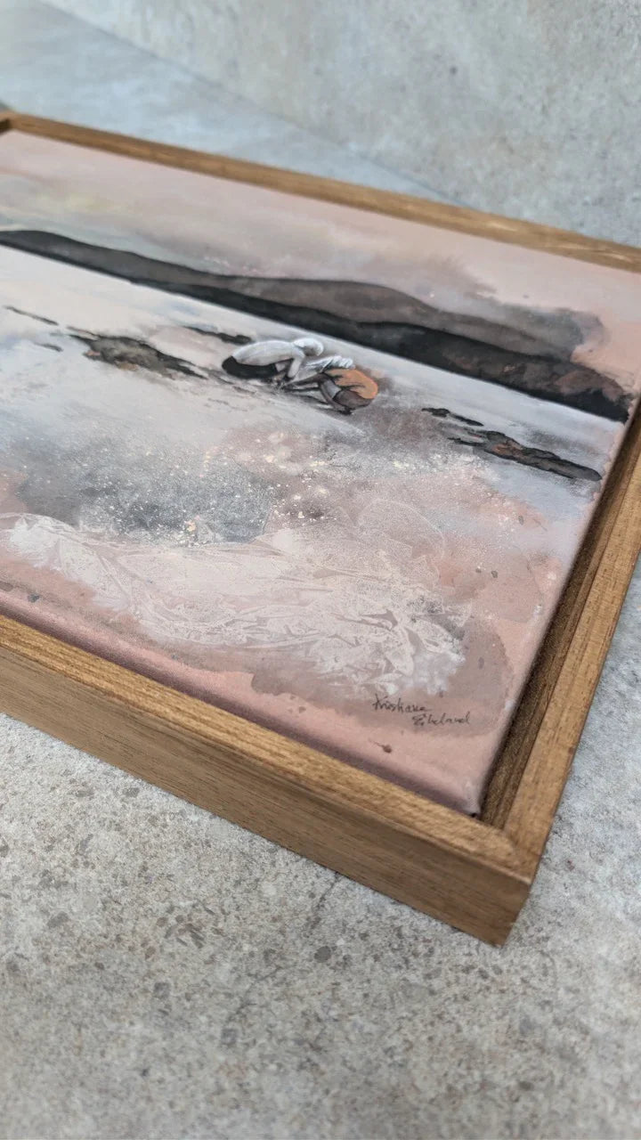 Detalj av Semi abstrakt kunst i rosa og brunt havlandskap med barn som leker