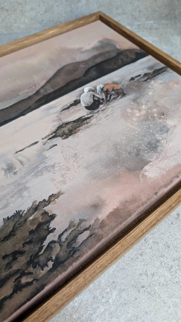 Detalj fra Semi abstrakt kunst i rosa og brunt havlandskap med jente