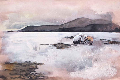 maleri av en gutt og jente som leker i strandkanten. Semisabstrakt havlandskap i bakgrunnen i rosa og brunt.