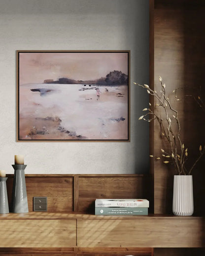 Miljøfoto av et maleri av en gutt og jente som leker i strandkanten. Semisabstrakt havlandskap i bakgrunnen i rosa og brunt.