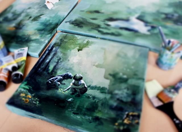 detal av kunstserien skkogen vår, med pensler og maling