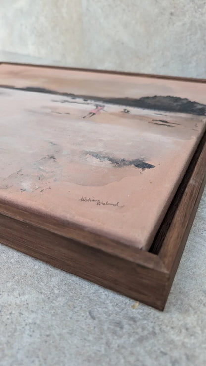 Nærmbilde av ramme med maleri av en gutt og jente som leker i strandkanten.