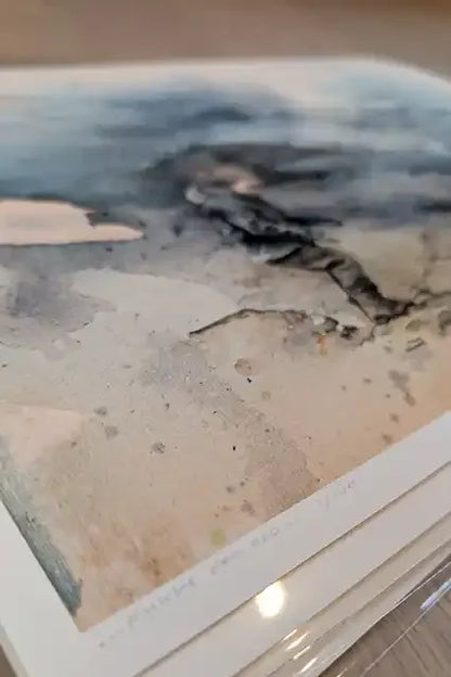 Kunsttykk med havmotiv av Kristiane Eikeland. Detalj fra kunstverk.