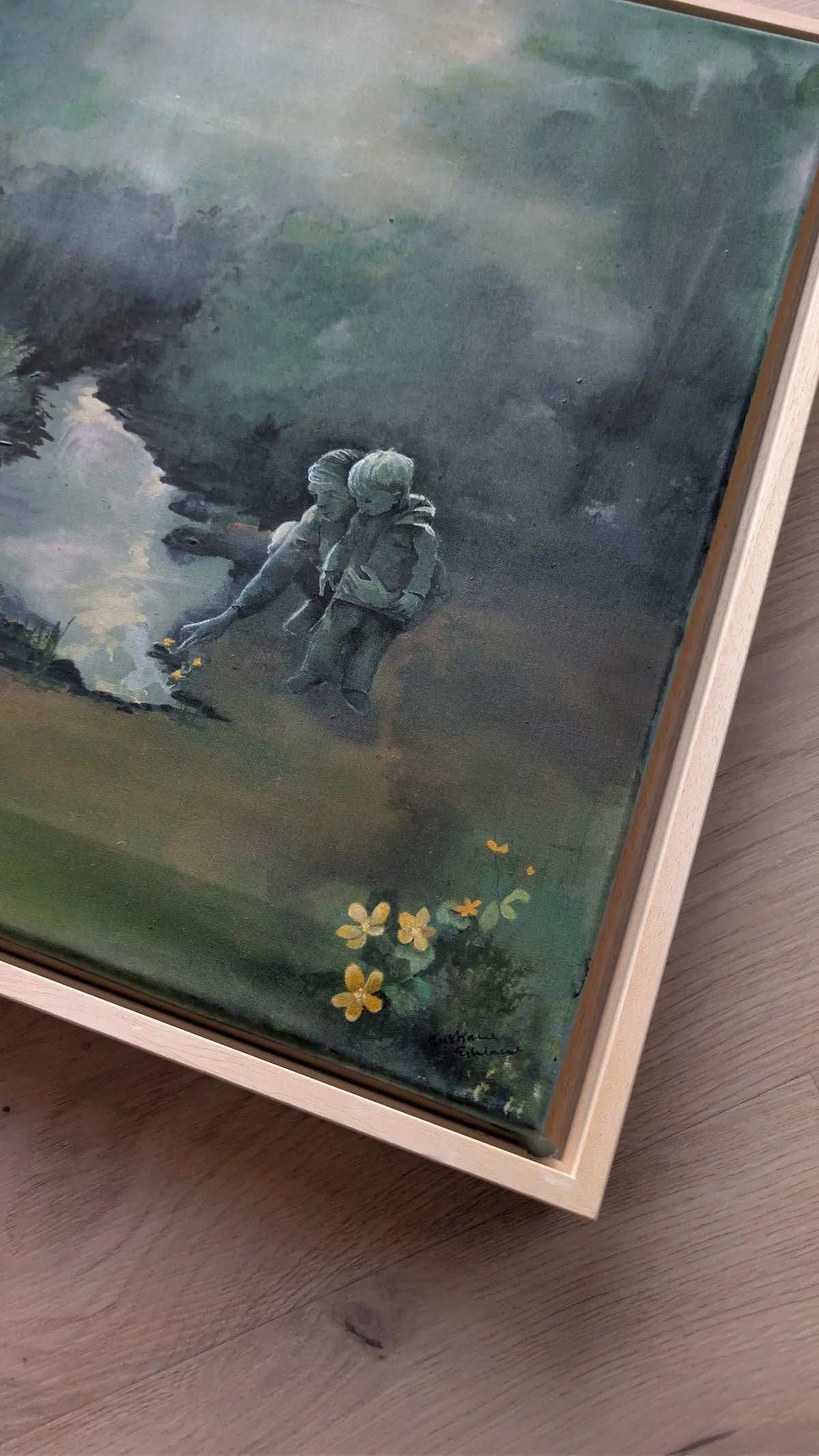 detalj av innrammet kunsverk. Grønt motiv fra skogen