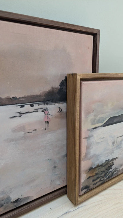 Innrammet Semi abstrakt kunst i rosa og brunt havlandskap medbarn som leker