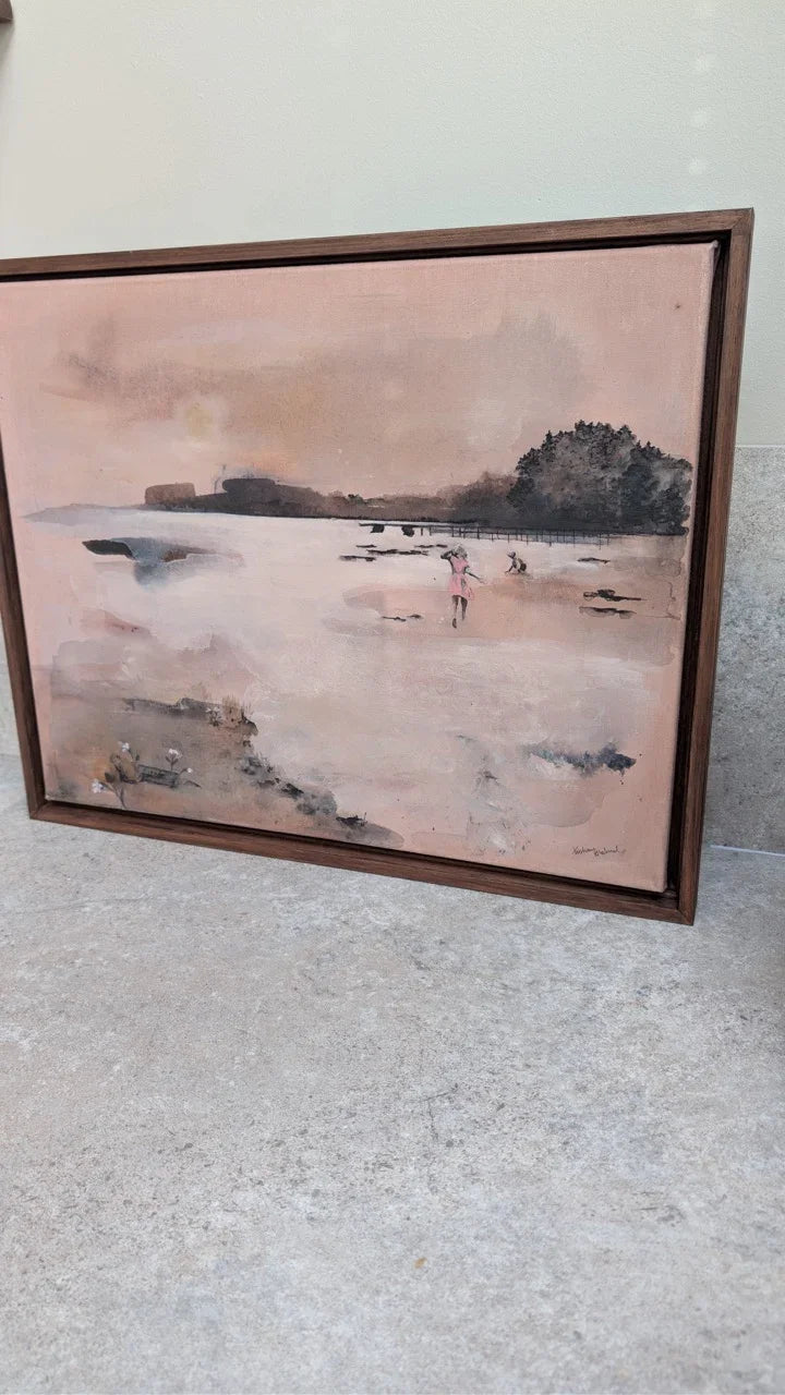 Innrammet Semi abstrakt kunst i rosa og brunt havlandskap med barn som leker