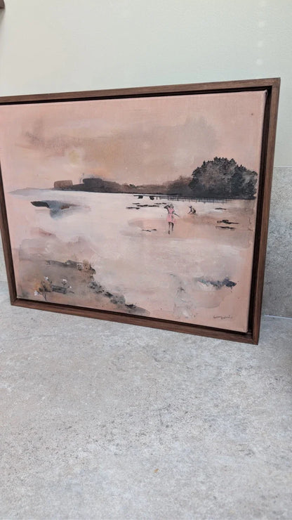 Innrammet Semi abstrakt kunst i rosa og brunt havlandskap med barn som leker