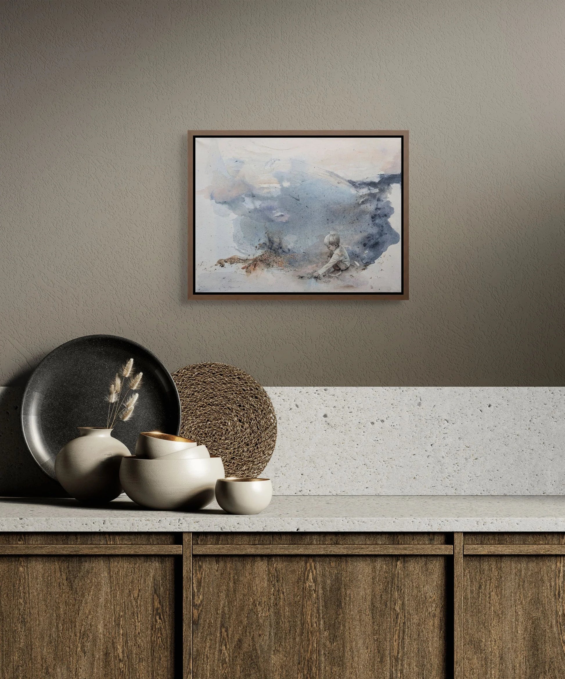 Kunsttykk med havmotiv av Kristiane Eikeland. Kunstverk i blåtoner i brunt miljø.