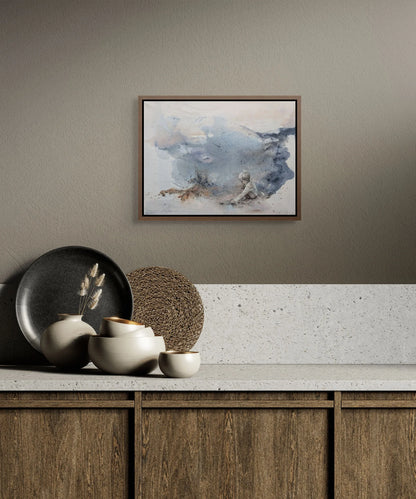 Kunsttykk med havmotiv av Kristiane Eikeland. Kunstverk i blåtoner i brunt miljø.