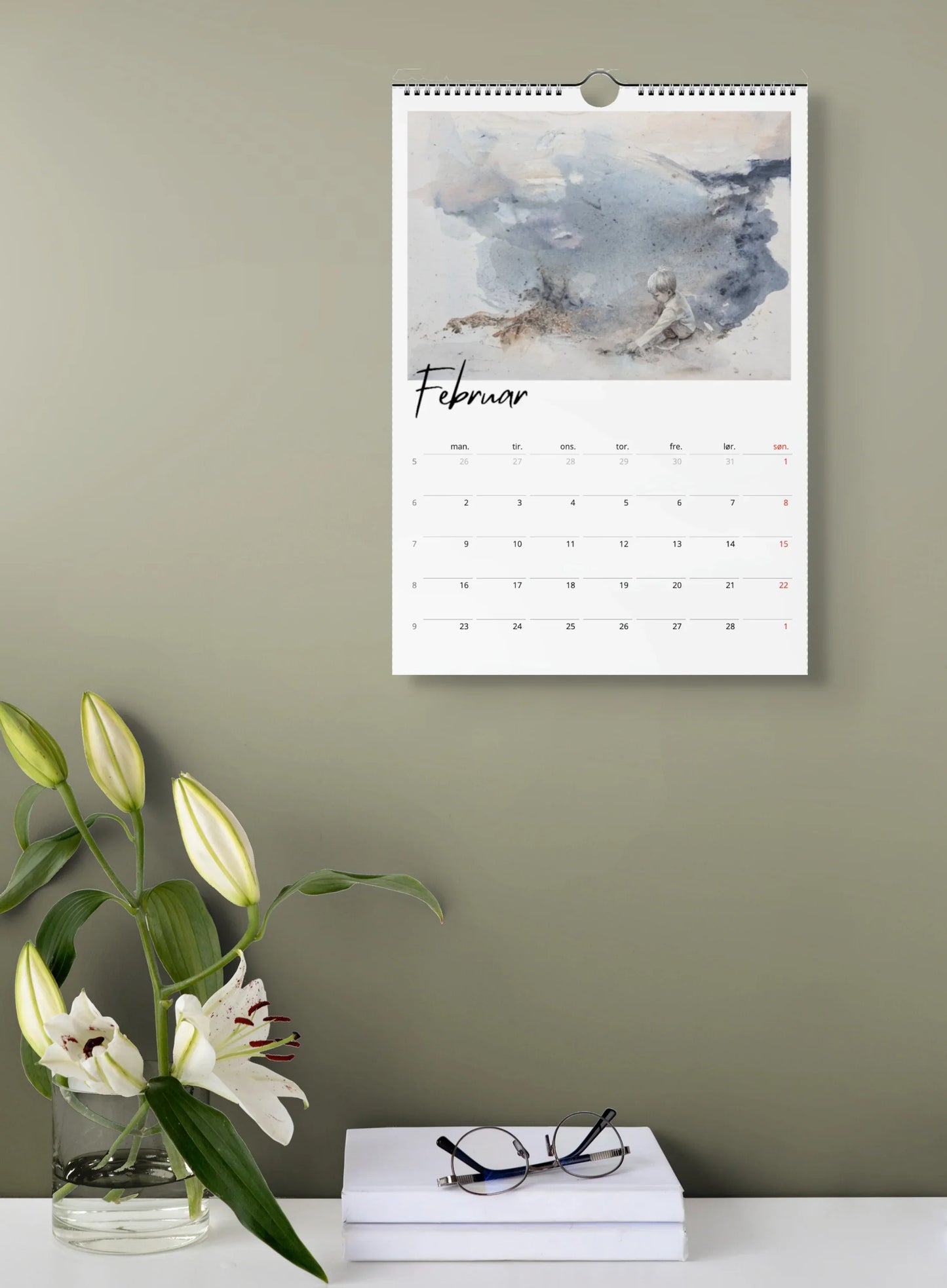 Kunstkalender 2026 av Kristiane Eikeland, vist i grønt miljø.