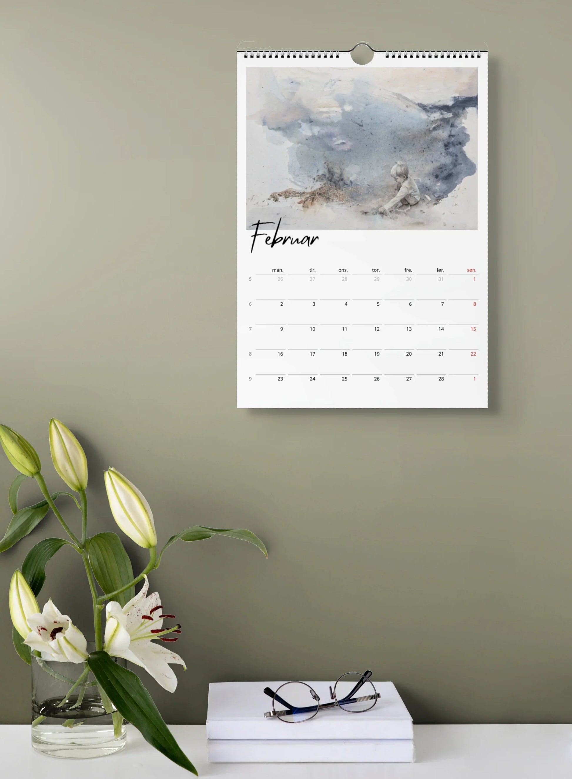 Kunstkalender 2026 av Kristiane Eikeland, vist i grønt miljø.