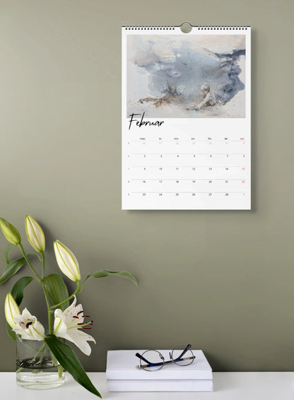 Kunstkalender 2026 av Kristiane Eikeland, vist i grønt miljø.