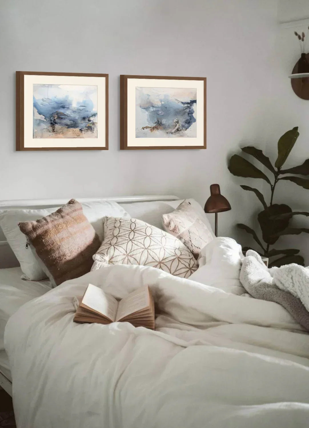 Kunsttykk med havmotiver av Kristiane Eikeland. Kunstverk i blåtoner i soverom miljø.