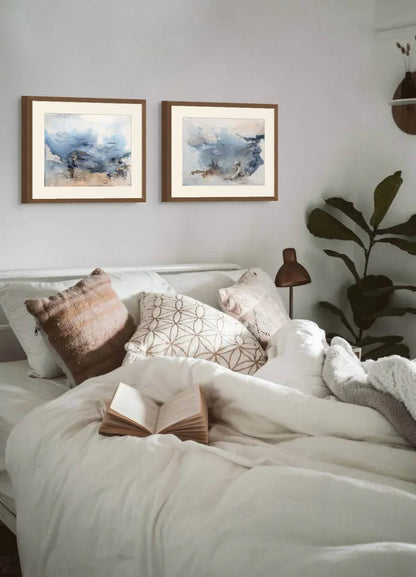 Kunsttykk med havmotiver av Kristiane Eikeland. Kunstverk i blåtoner i soverom miljø.