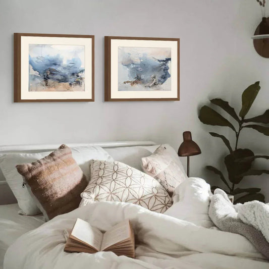 Kunsttykk med havmotiver av Kristiane Eikeland. Kunstverk i blåtoner i soverom miljø.