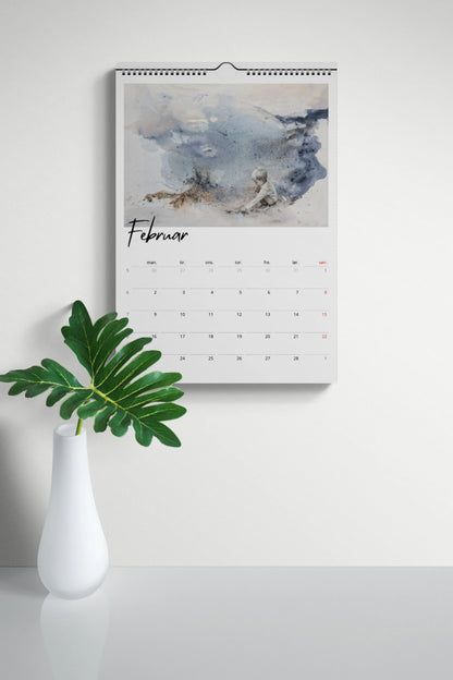 Kunstkalender 2026 av Kristiane Eikeland, vist i miljø.
